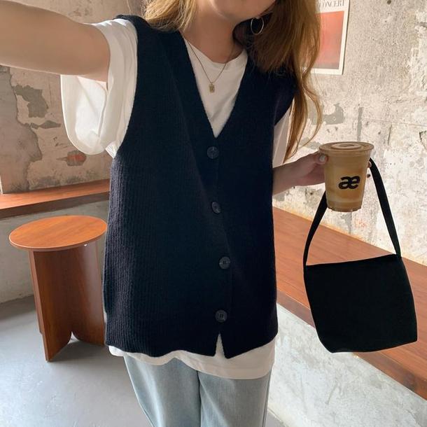 Vネックシングルボタンニットベスト﻿﻿﻿﻿﻿﻿﻿ 6284-black_即納62842-画像1-韓国ファッション通販POPREA［ポップリア］