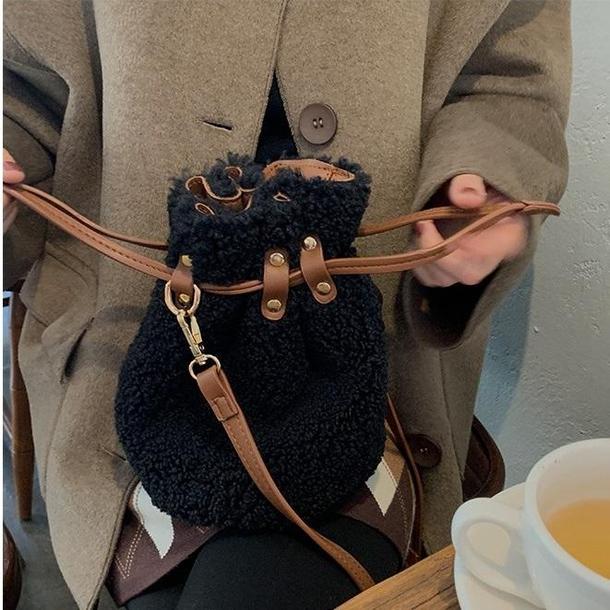 モコモコボアバケットバッグ 2837-black_お取り寄せ28372-画像2-韓国ファッション通販POPREA［ポップリア］